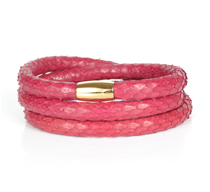 Armbånd i pink Python slangeskind magnetlås i forgyldt stål.  Tykkelse 5 mm.